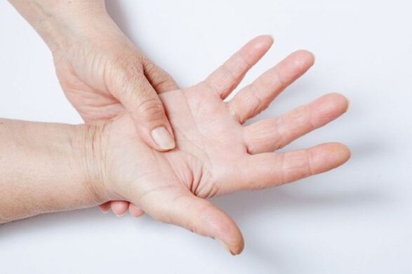 Rankų tirpimas yra vienas iš juosmens osteochondrozės simptomų