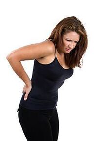 Apatinės nugaros dalies skausmas moteriai, sergančiai osteochondroze