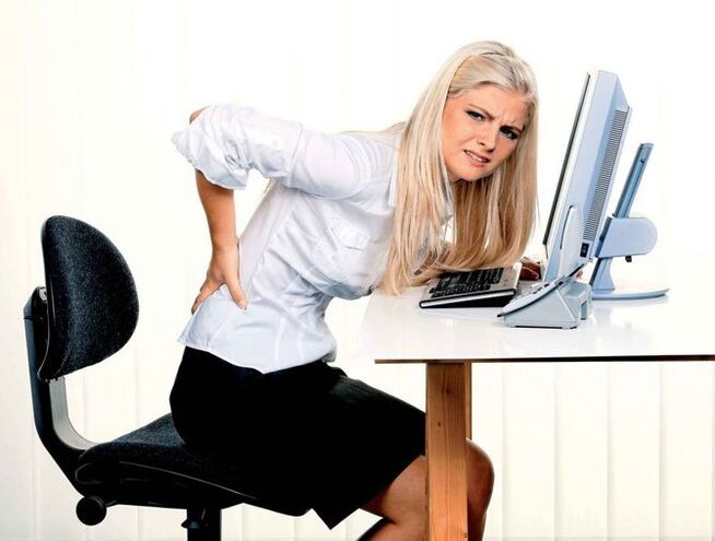 mergaitei skauda nugarą